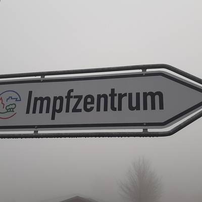 Hinweisschild am Impfzentrum Grevesmühlen