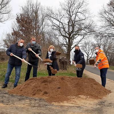 Von Links: Hans-Jürgen Zobiak, Bürgermeister von Alt-Meteln, Bernd Redweik, Bürgermeister von Cramonshagen, Landrätin Kerstin Weiss und Andreas Schmidt vom Ingenieurbüro Möller und Jens Gebhard von Baubetreib GP Verkehrswegebau und