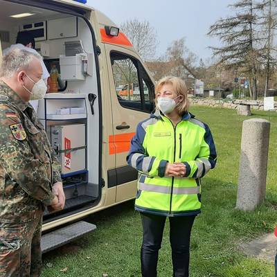 Landrätin Kerstin Weiss (mitte) und Poels Bürgermeisterin Gabriele Richter im Gespräch mit Oliver Krohn vom Verbindungskommando der Bundeswehr für Nordwestmecklenburg.