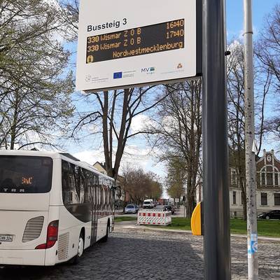 51 der Anzeigetafeln sollen installiert werden. Nach Grevesmühlen wird der ZOB Wismar Ende Mai einer der nächsten Punkte sein.