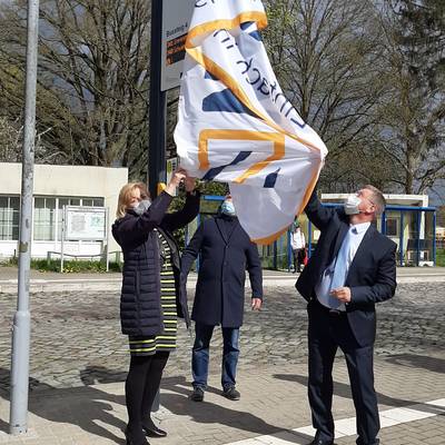 Gemeinsam mit NAHBUS-Geschäftsführer Jörg Lettau enthüllte Kerstin Weiss die DFI-Tafeln.