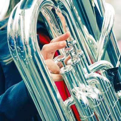 Blechinstrument gespielt in Nahaufnahme im Freien