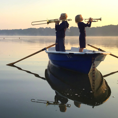 2 Bläser in Boot auf Wasser
