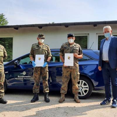 (von links) Im Beisein von Oberstleutnant Rico Gindler nahmen Stabsgefreiter Silvio Linke und Stabsfeldwebel Dietmar Morgan die Dankesurkunden von Kreistagspräsident Thomas Grote entgegen.