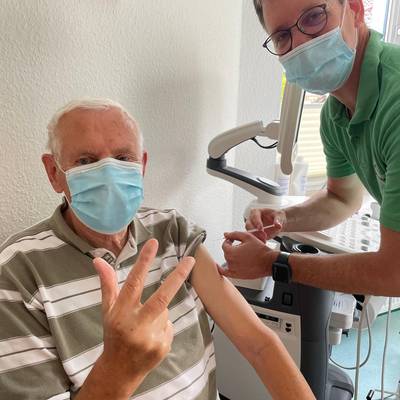 Mann Hans-Joachim Witt (86) erhält in der Hausarztpraxis Neuburg sein 3. Impfung