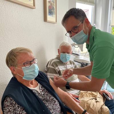Elke Witte  (82) und ihr Mann Hans-Joachim (86) holten sich gleich am 1. September ihre Drittimpfung in der Hausarztpraxis Neuburg durch Dr. Fabian Holbe.