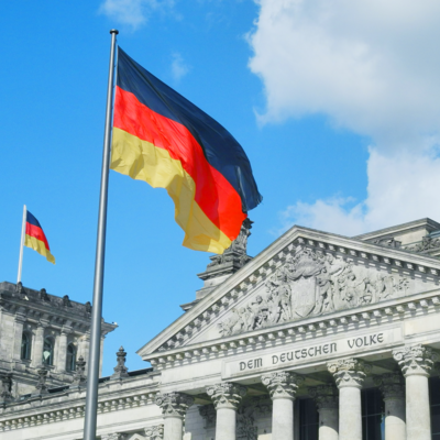 Bundestag mit Flagge