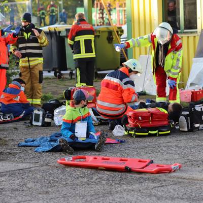 Mitglieder der örtlichen Jugendfeuerwehren spielten die zu Versorgenden.