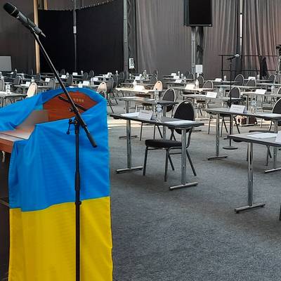 Rednerpult in Ukrainischen Farben