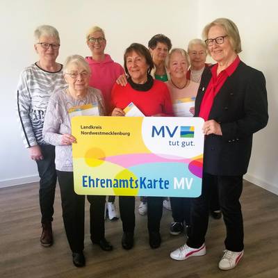 MitMachZentrale Nordwestmecklenburg ( rechts vorne an der Karte Heidemarie Schult, Rose Marie Archut, Erika Godemann, Ruth Kruggel, links hinten: Beate Wahlandt, Carina Braatz, Karin Lechner, Lilly Meier )