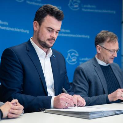 Gemeinsam mit seiner Stellvertreterin Katrin Patynowski und den WEMACOM-Geschäftsführern Volker Buck und Torsten Speth unterzeichnete Landrat Tino Schomann am 27. Februar 2023 die neuen Zuwendungsverträge