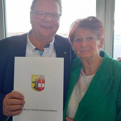 Ingo Funk mit der Vors. des Seniorenbeirates Karin Lechner