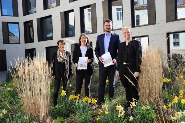 (v.l.) Karin Homann (Regionalmanagerin der LAG MSR), Stefanie Knippenberg (stv. Vors. der LAG MSR), Tino Schomann (Landrat und Vors. der LAG WMO) und Sophie Maletzki (Regionalmanagerin LAG WMO) beim gemeinsamen Fototermin in Wismar nach Erhalt der Anerkennungen.