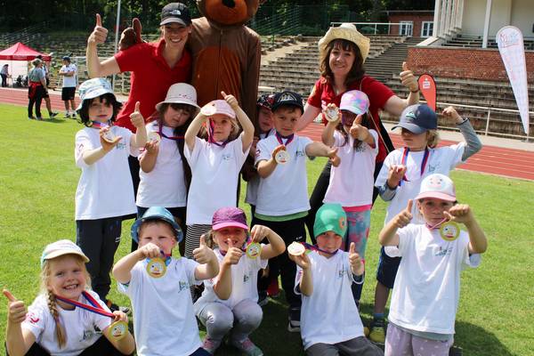 Gruppenbild der Vorschulkinder und der Organisatorinnen. Die Kinder tragen ihre Medaillen, die sie bei der Teilnahme bekommen haben.