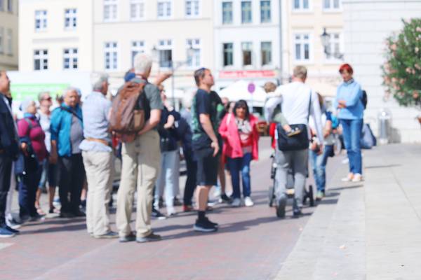 Touristengruppe vor dem Rathaus in Wismar