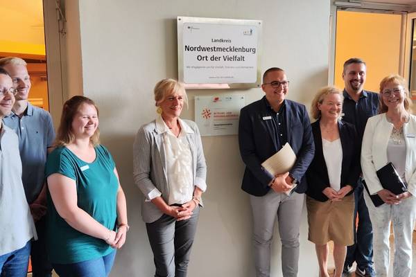 Simone Oldenburg und Mitglieder des Personalrates
