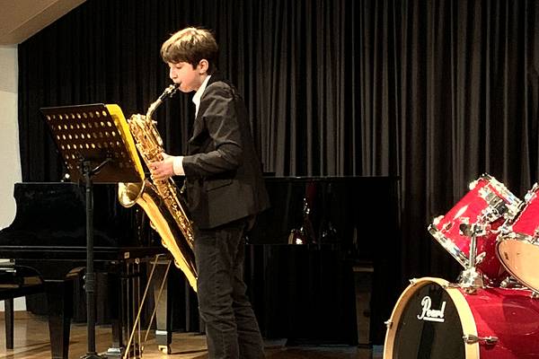 Ferienworkshops an der Kreismusikschule - Musikschüler Hugo Fludra zeigt, wie es geht.