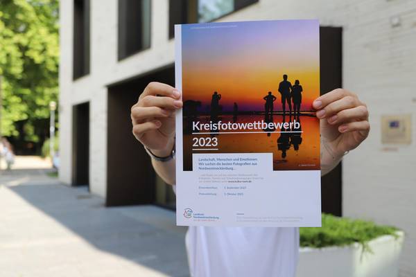 vivien mit plakat