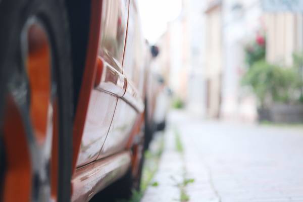 auto am bordstein in wismar