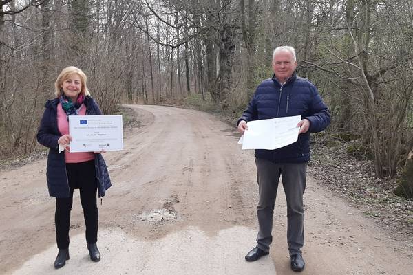 Landrätin Kerstin Weiss übergab den Förderbescheid und die Förderplakette an den Bürgermeister von Kalkhorst Dietrich Neick.