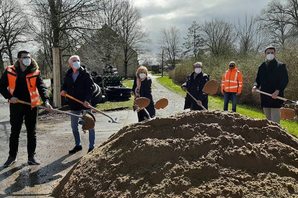 Landrätin Kerstin Weiss und Bürgermeister Sven Baltrusch (Mitte) gemeinsam mit Vertretern der bauausführenden Firma, des Planungsbüros und Bauausschussvorsitzendem Tino Schomann beim ersten Spatenstich in der OD Wodenhof.