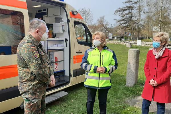Landrätin Kerstin Weiss (mitte) und Poels Bürgermeisterin Gabriele Richter im Gespräch mit Oliver Krohn vom Verbindungskommando der Bundeswehr für Nordwestmecklenburg.