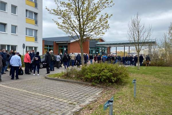 Diszipliniert warteten die Kameradinnen und Kameraden der Feuerwehren am 1. Mai auf ihre Impfungen.