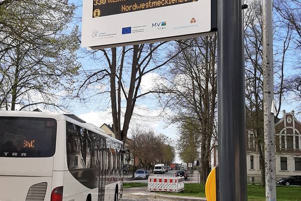 51 der Anzeigetafeln sollen installiert werden. Nach Grevesmühlen wird der ZOB Wismar Ende Mai einer der nächsten Punkte sein.