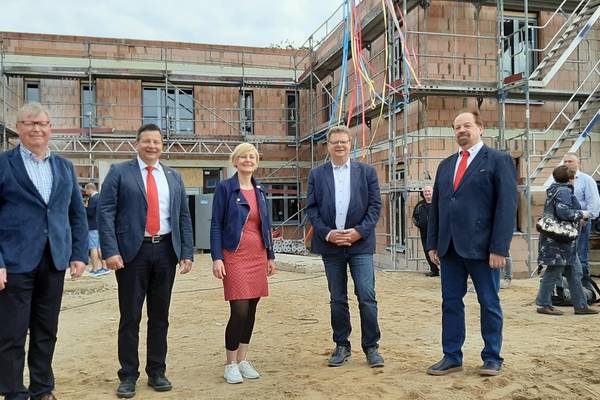 Beim Richtfest (von links): Wismars Bausenator Michael Berkhahn, DRK-Vorstandsvors. Ekkehard Giewald, Vorstandsmitglied Kathrin Konietzke, der Stellvertreter der Landrätin Ingo Funk und DRK-Kreisverbandspräsident Rudi Volk.