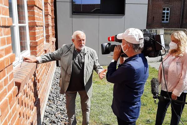 Designer Erich John entdeckte bei den Dreharbeiten mit Schulleiterin Roswitha Wenzlaff (links) noch einige der von ihm eingebauten Fenster.