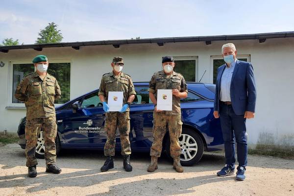 (von links) Im Beisein von Oberstleutnant Rico Gindler nahmen Stabsgefreiter Silvio Linke und Stabsfeldwebel Dietmar Morgan die Dankesurkunden von Kreistagspräsident Thomas Grote entgegen.