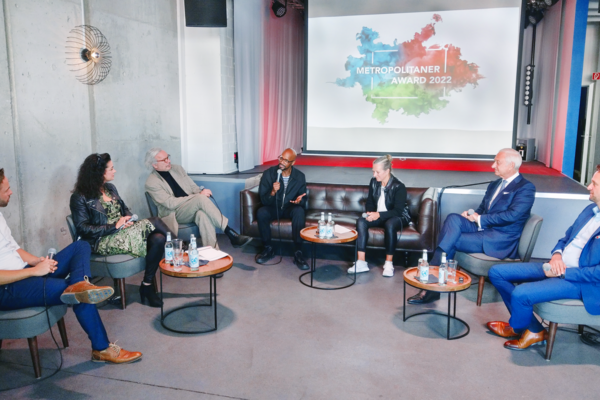 Die Jury des Metropolitaner Awards 2022 sitzt zusammen und berät über den anlaufenden Wettbewerb.