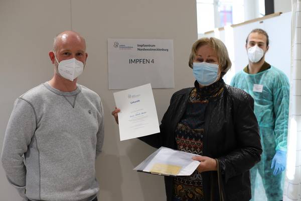 Nach ihrer Auffrischungsimpfung durch Impfarzt Roman Stiefel überreichte Impfmanager Tom Brose zur Erinnerung an die 100.000. Impfung im Landkreis eine Urkunde Karin Harder (81).