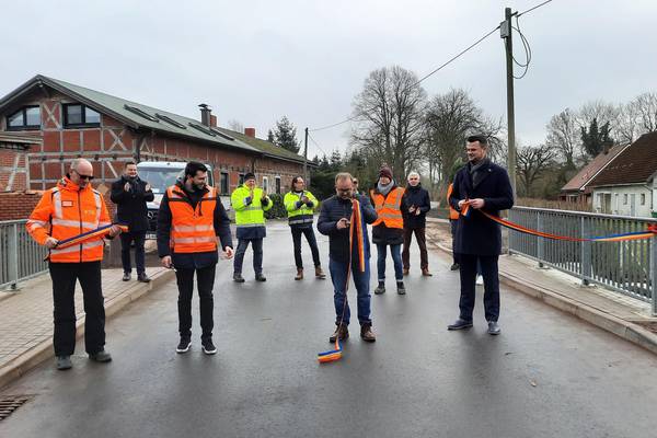 Gemeinsam mit Vertretern der am beteiligten Firmen durchschnitten Bürgermeister Sven Baltrusch Landrat Tino Schomann das symbolische Band zur Verkehrsfreigabe. © LK NWM Gemeinsam mit Vertretern der am beteiligten Firmen durchschnitten Bürgermeister Sven Baltrusch Landrat Tino Schomann das symbolische Band zur Verkehrsfreigabe.