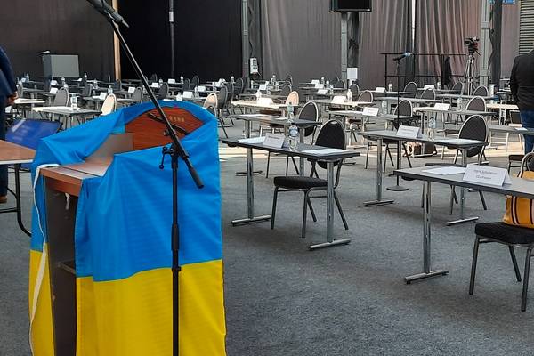 Rednerpult in Ukrainischen Farben