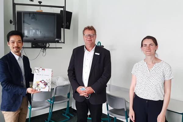 Der stv. Leiter der Musikschule Hidehisa Edanke, der Stellvertreter der Landrätin Ingo Funk und die neue Leitern des Bereichs Öffentlichkeitsarbeit Anna Kopperschmidt mit dem Buch „Musik Träume“ KMS1