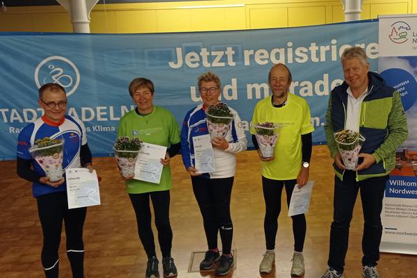 Gruppenbild der anwesenden Preisträger (v.l.): Horst Krumpen, Angela Lange vom Amt Neuburg, die Vorsitzende des ADFC Wismar Martina Czwikla, Bertram Mühlnickel und Kreistagspräsident Thomas Grote.