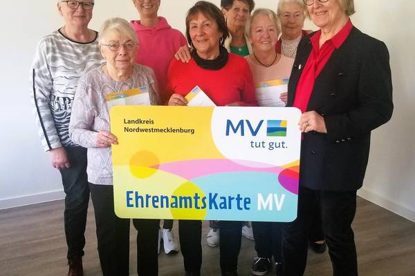 MitMachZentrale Nordwestmecklenburg ( rechts vorne an der Karte Heidemarie Schult, Rose Marie Archut, Erika Godemann, Ruth Kruggel, links hinten: Beate Wahlandt, Carina Braatz, Karin Lechner, Lilly Meier )