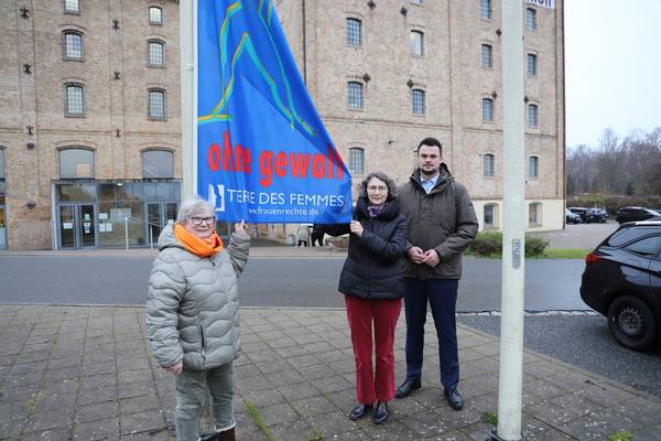 (v.l.) Gemeinsam mit der Leiterin der Beratungsstelle häusliche Gewalt in Grevesmühlen Karina Brauer hissten Gleichstellungsbeauftragte Simone Jürß und Landrat Tino Schomann gemeinsam die Antigewalt-Fahne vor der Malzfabrik in Grevesmühlen.