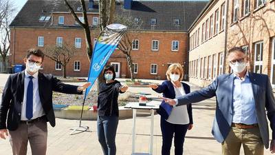 (von links) Bürgermeister Raphael Wardecki, Schulleiterin Dörte Zimmermann, Landrätin Kerstin Weiss und WEMACO-Geschäftsführer Volker Buck bringen symbolisch die Grundschule Boltenhagen ans Netz.