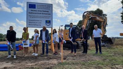 Beim Spatenstich halfen viele Beteiligte mit