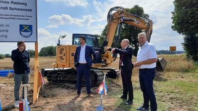 von rechts: Kreitagspräsident Grothe, Verkehrsminister Pegel, Landrat Schomann und Raik Dassel von Raida Straßenbau. sprechen über das Bauvorhaben