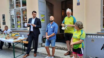 Die Vertreter der Mut-Tour wurden von Landrat Tino Schomann und Boot-Mitarbeiter und Pop-Star Stefan Koch begrüßt