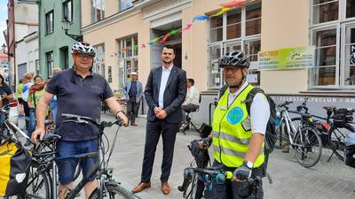 Neben Radlern des ADFC schlossen sich auch der 2. Stellvertreter des Landrates Ingo Funk (links) und er Leiter des Gesundheitsamtes Roberst Stach (rechts) der Tour an