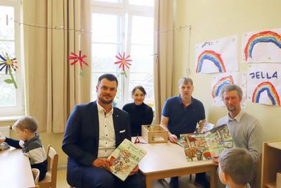 Landrat Tino Schomann, Regina Pfuhl, Leiterin des Geschäftsbereiches Kinder und Jugendliche bei der Diakonie Nord Nord Ost sowie die Landwirte Torsten Maas und Rüdiger Schulz vom Verein „Land schafft Verbindung MV“ übergaben die Wimmelbücher gemeinsam in der Kita „Kirchenmäuse“ in Schönberg.