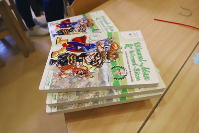 Landrat Tino Schomann, Regina Pfuhl, Leiterin des Geschäftsbereiches Kinder und Jugendliche bei der Diakonie Nord Nord Ost sowie die Landwirte Torsten Maas und Rüdiger Schulz vom Verein „Land schafft Verbindung MV“ übergaben die Wimmelbücher gemeinsam in der Kita „Kirchenmäuse“ in Schönberg. © LKNWM Landrat Tino Schomann, Regina Pfuhl, Leiterin des Geschäftsbereiches Kinder und Jugendliche bei der Diakonie Nord Nord Ost sowie die Landwirte Torsten Maas und Rüdiger Schulz vom Verein „Land schafft Verbindung MV“ übergaben die Wimmelbücher gemeinsam in der Kita „Kirchenmäuse“ in Schönberg.