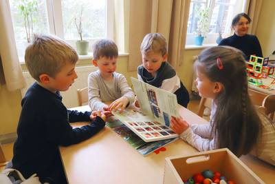 Landrat Tino Schomann, Regina Pfuhl, Leiterin des Geschäftsbereiches Kinder und Jugendliche bei der Diakonie Nord Nord Ost sowie die Landwirte Torsten Maas und Rüdiger Schulz vom Verein „Land schafft Verbindung MV“ übergaben die Wimmelbücher gemeinsam in der Kita „Kirchenmäuse“ in Schönberg.