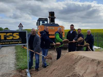 (v.l.) Maurice Hübner (Bürgermeister von Groß Molzahn), Henning Schulz (stv. Bgm. von Carlow) , Kreistagspräsident Thomas Grote, Landrat Tino Schomann, Planer Ingenieur Stephan Möller und Herd Brüggemann vom Straßenbauunternehmen TTS führten den 1. Spatenstich durch.