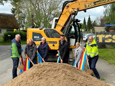 Kreistagspräsident Thomas Grote,  Lothar Kacprzyk (Bgm. Warnow), Gerd Brückmann (Baufirma TSS), Landrat Tino Schomann,  Sandra Bolt (Gf.  und Verb.Vorst. Zweckverband GvM), Marco Häcker (Ing.-büro Häcker