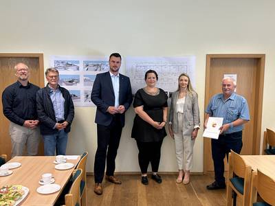 Thomas Kaase (Fachwerkler Architekten und Innenarchitekten), Dr. Peter Hajny (Bauausschussvorsitzender Gemeinde Mühlen Eichsen und stellv. Bürgermeister), Tino Schomann, Beatrice Willsenach (Einrichtungsleiterin), Anja Stolte-Neumann (SB Förderung ländlicher Raum)               Jürgen Ahrens (Bürgermeister Gemeinde Mühlen Eichsen), bei der Übergabe der Fördermittel.